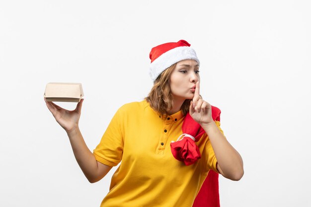 Cerca de joven mujer bonita con sombrero de Navidad aislado