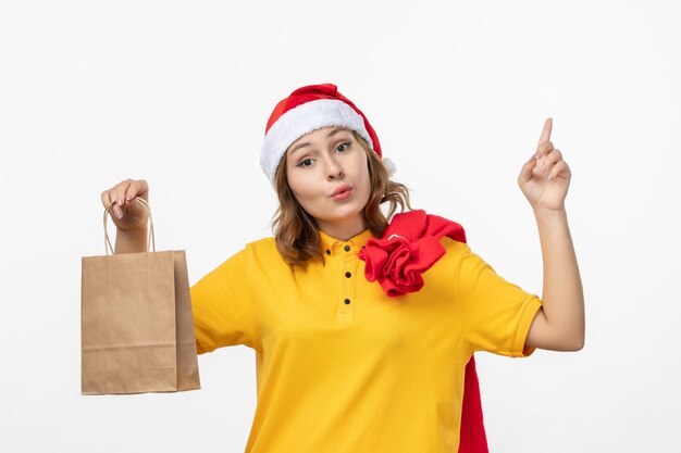 Cerca de joven mujer bonita con sombrero de Navidad aislado