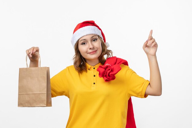 Cerca de joven mujer bonita con sombrero de Navidad aislado