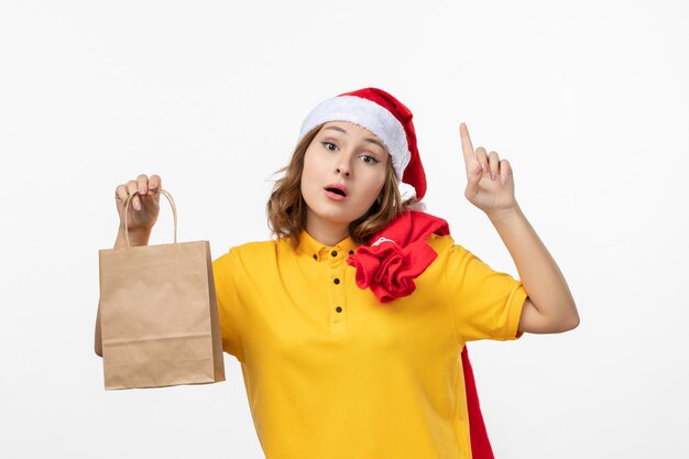 Cerca de joven mujer bonita con sombrero de Navidad aislado