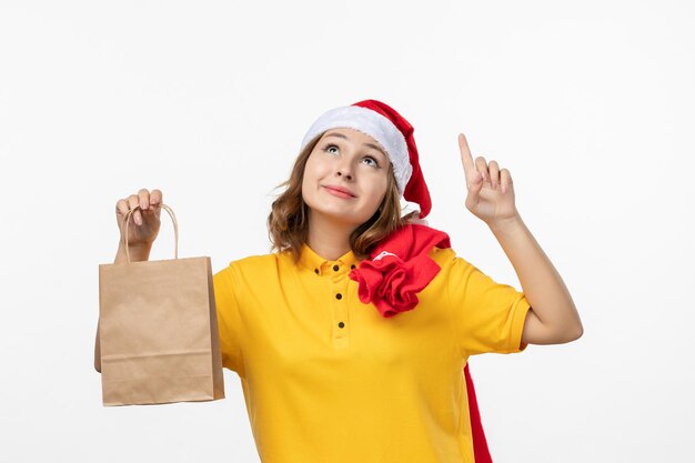 Cerca de joven mujer bonita con sombrero de Navidad aislado