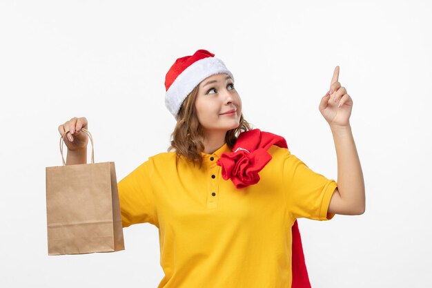 Cerca de joven mujer bonita con sombrero de Navidad aislado