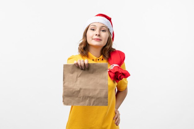 Cerca de joven mujer bonita con sombrero de Navidad aislado