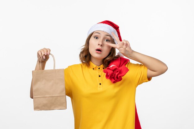 Cerca de joven mujer bonita con sombrero de Navidad aislado