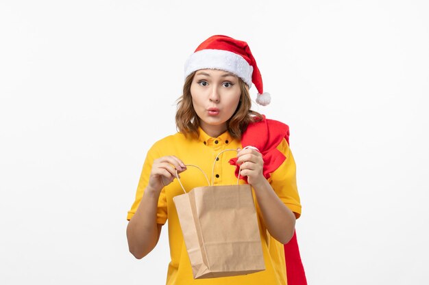 Cerca de joven mujer bonita con sombrero de Navidad aislado