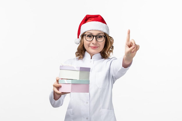 Cerca de joven mujer bonita con sombrero de Navidad aislado