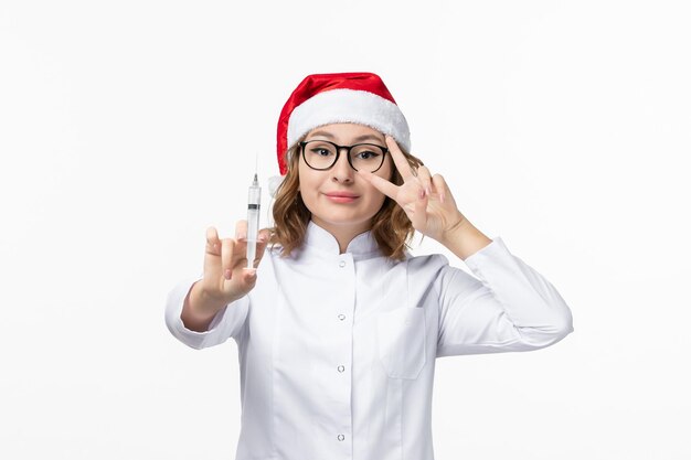 Cerca de joven mujer bonita con sombrero de Navidad aislado