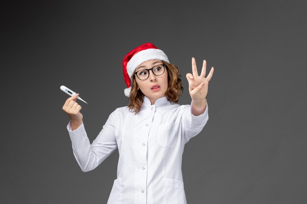 Cerca de joven mujer bonita con sombrero de Navidad aislado