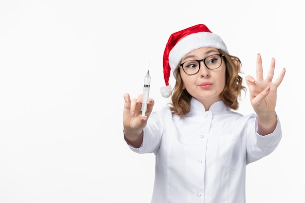 Cerca de joven mujer bonita con sombrero de Navidad aislado