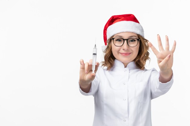 Cerca de joven mujer bonita con sombrero de Navidad aislado