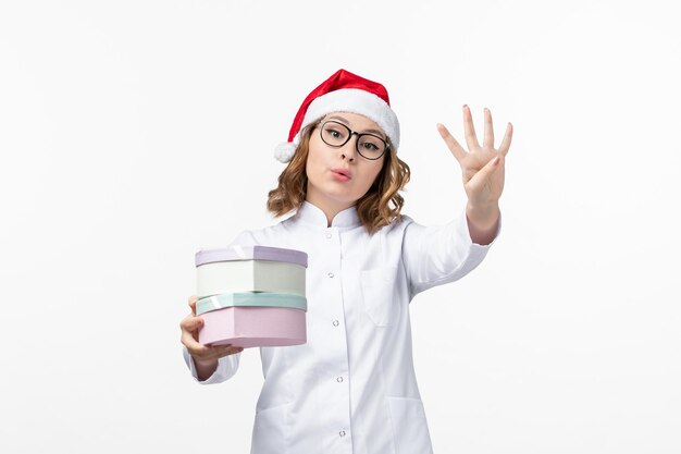 Cerca de joven mujer bonita con sombrero de Navidad aislado