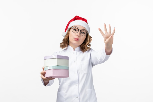 Cerca de joven mujer bonita con sombrero de Navidad aislado