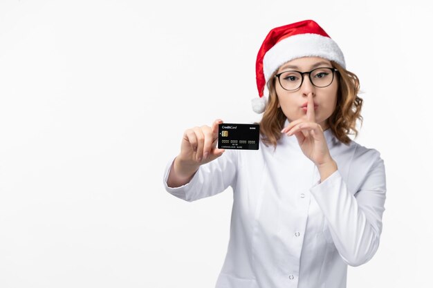 Cerca de joven mujer bonita con sombrero de Navidad aislado