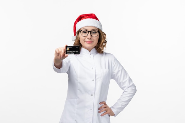 Cerca de joven mujer bonita con sombrero de Navidad aislado