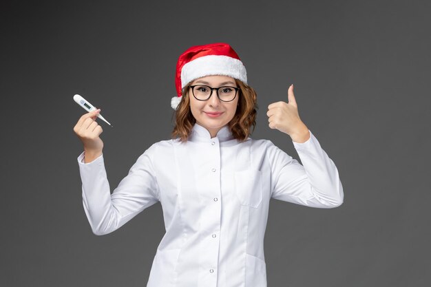 Cerca de joven mujer bonita con sombrero de Navidad aislado