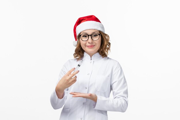 Cerca de joven mujer bonita con sombrero de Navidad aislado