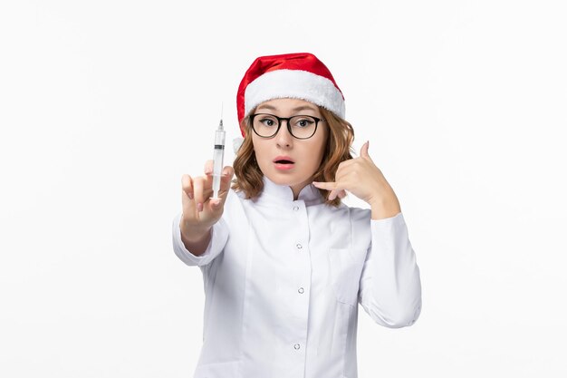 Cerca de joven mujer bonita con sombrero de Navidad aislado