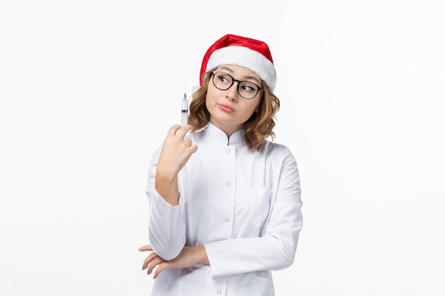 Cerca de joven mujer bonita con sombrero de Navidad aislado