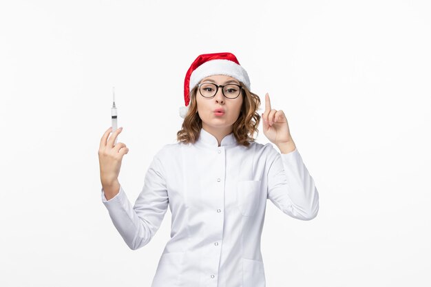 Cerca de joven mujer bonita con sombrero de Navidad aislado