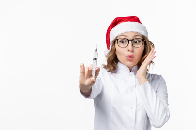 Cerca de joven mujer bonita con sombrero de Navidad aislado