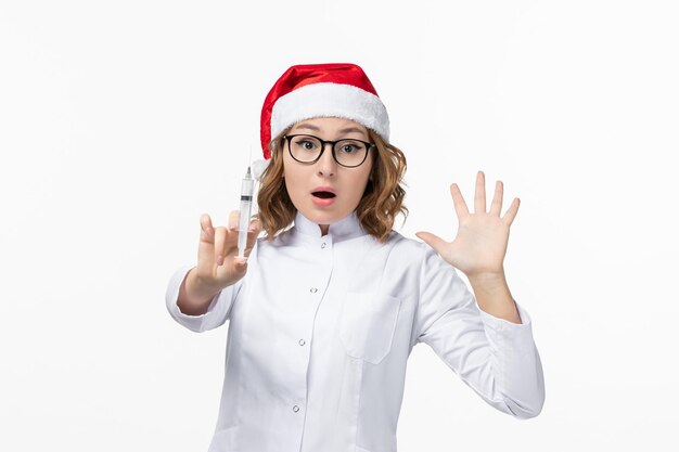 Cerca de joven mujer bonita con sombrero de Navidad aislado