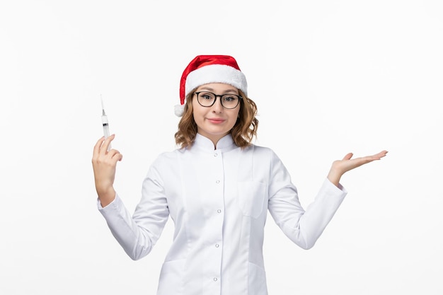 Cerca de joven mujer bonita con sombrero de Navidad aislado