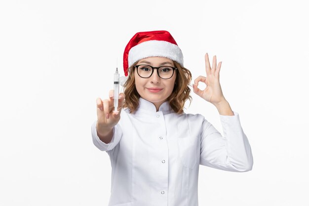 Cerca de joven mujer bonita con sombrero de Navidad aislado