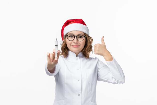 Cerca de joven mujer bonita con sombrero de Navidad aislado