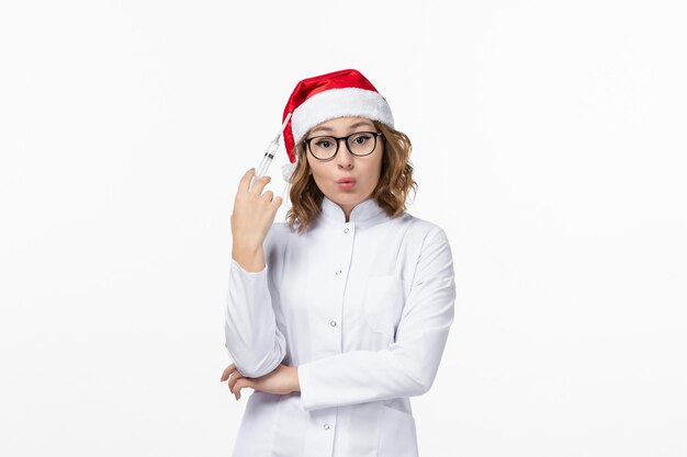 Cerca de joven mujer bonita con sombrero de Navidad aislado