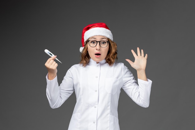 Cerca de joven mujer bonita con sombrero de Navidad aislado