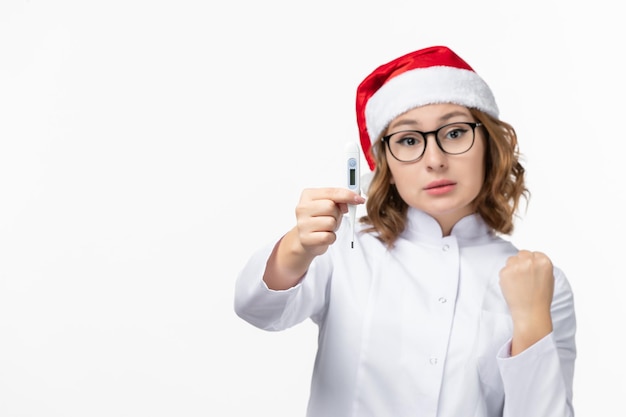 Cerca de joven mujer bonita con sombrero de Navidad aislado