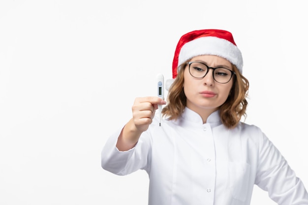 Cerca de joven mujer bonita con sombrero de Navidad aislado