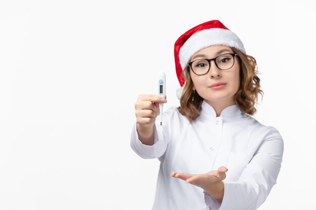 Cerca de joven mujer bonita con sombrero de Navidad aislado