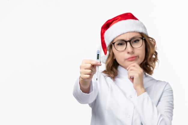 Cerca de joven mujer bonita con sombrero de Navidad aislado