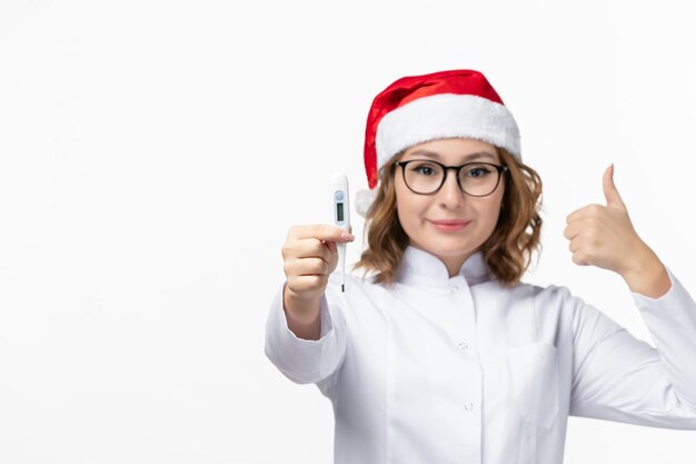 Cerca de joven mujer bonita con sombrero de Navidad aislado