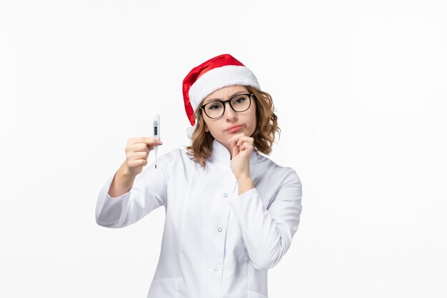 Cerca de joven mujer bonita con sombrero de Navidad aislado