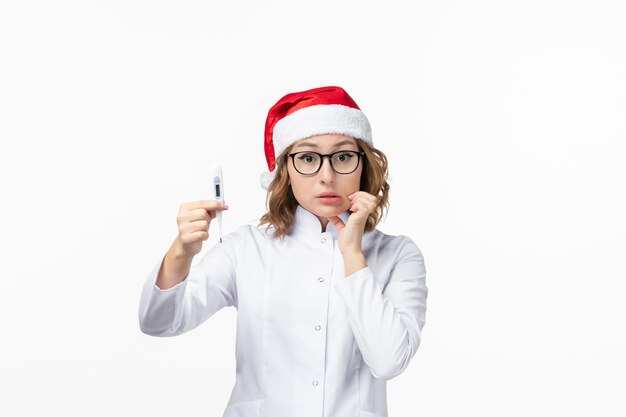 Cerca de joven mujer bonita con sombrero de Navidad aislado