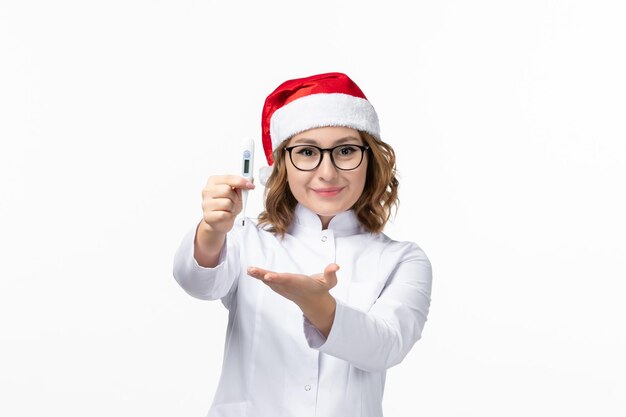 Cerca de joven mujer bonita con sombrero de Navidad aislado