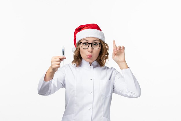 Cerca de joven mujer bonita con sombrero de Navidad aislado