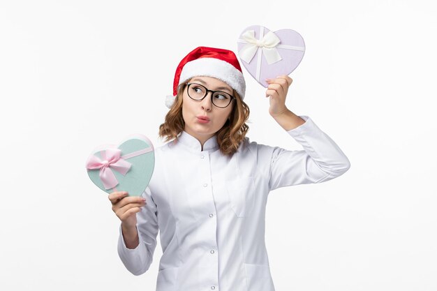 Cerca de joven mujer bonita con sombrero de Navidad aislado