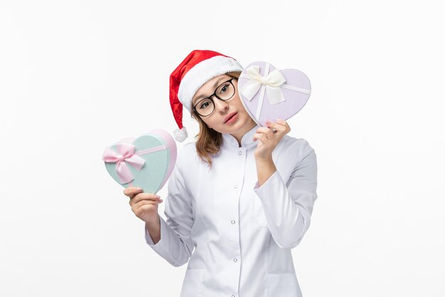 Cerca de joven mujer bonita con sombrero de Navidad aislado