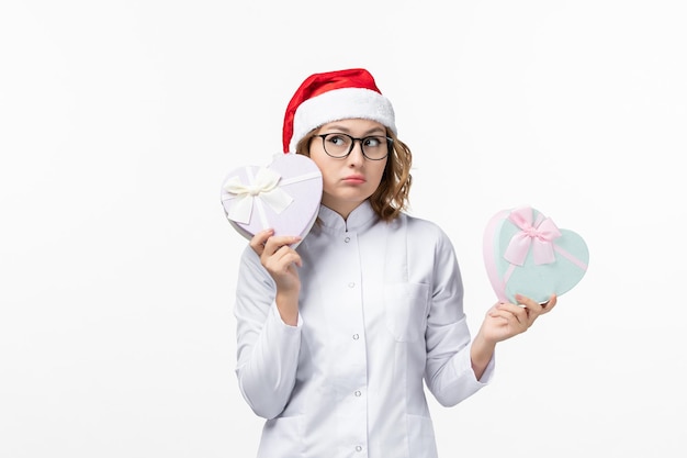 Cerca de joven mujer bonita con sombrero de Navidad aislado