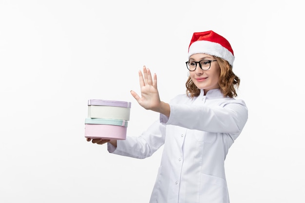 Cerca de joven mujer bonita con sombrero de Navidad aislado