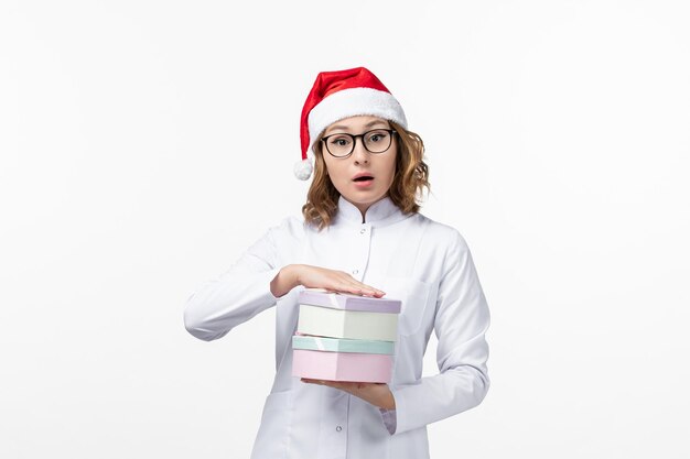 Cerca de joven mujer bonita con sombrero de Navidad aislado