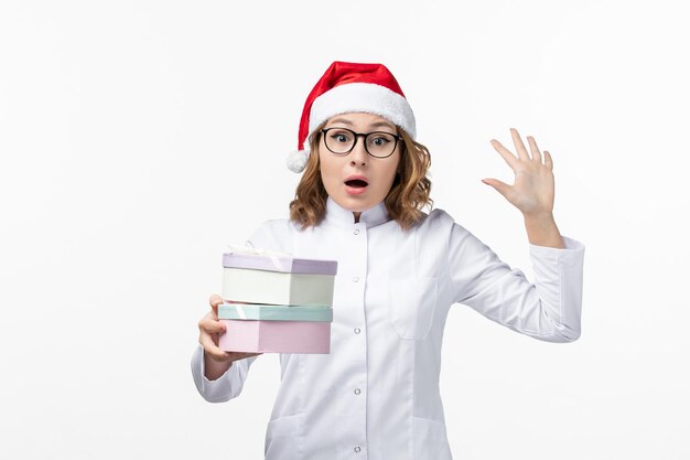 Cerca de joven mujer bonita con sombrero de Navidad aislado