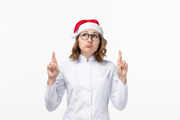 Cerca de joven mujer bonita con sombrero de Navidad aislado