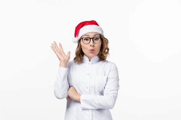 Cerca de joven mujer bonita con sombrero de Navidad aislado