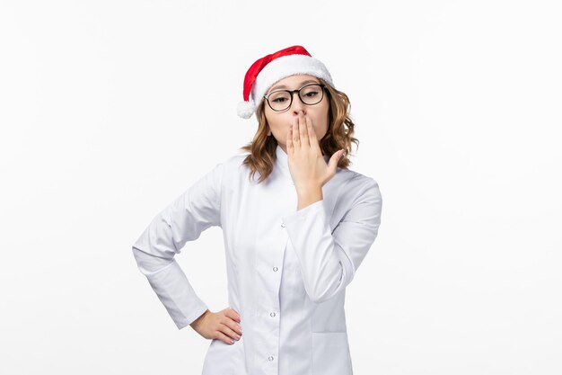 Cerca de joven mujer bonita con sombrero de Navidad aislado