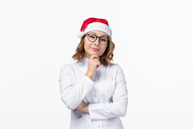 Cerca de joven mujer bonita con sombrero de Navidad aislado