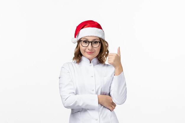 Cerca de joven mujer bonita con sombrero de Navidad aislado